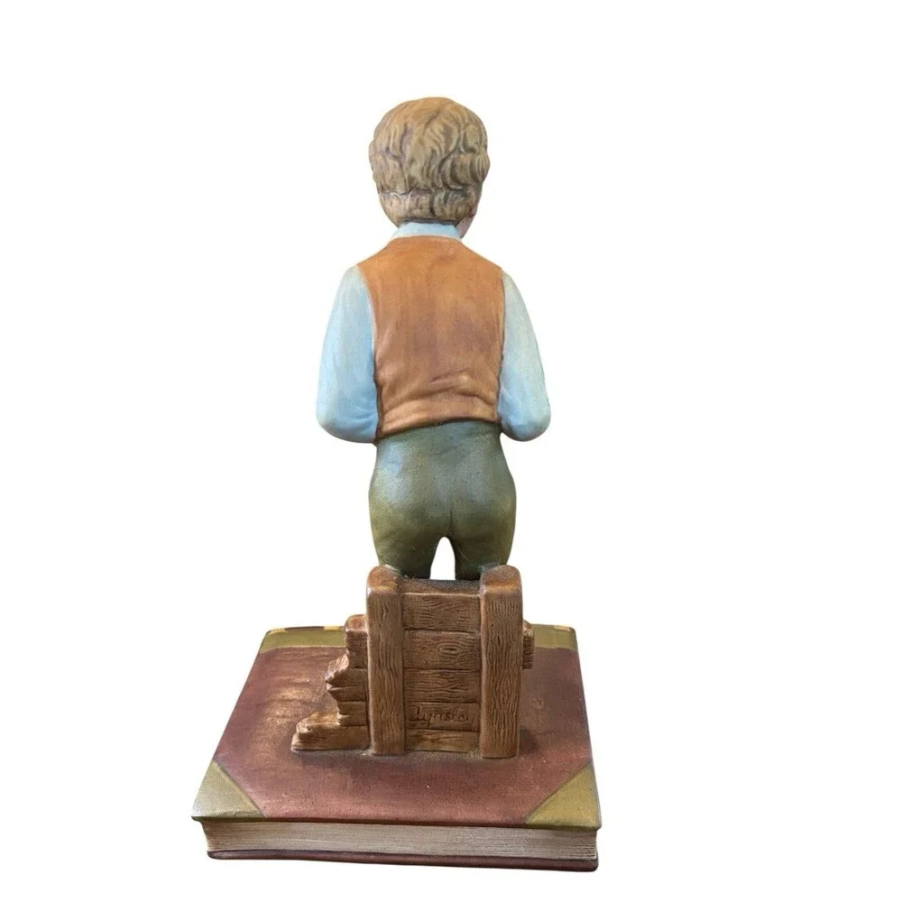 RARE Aynsley England fine Porcelain OLIVER TWIST -1977 Charles‎ Dickens Series.